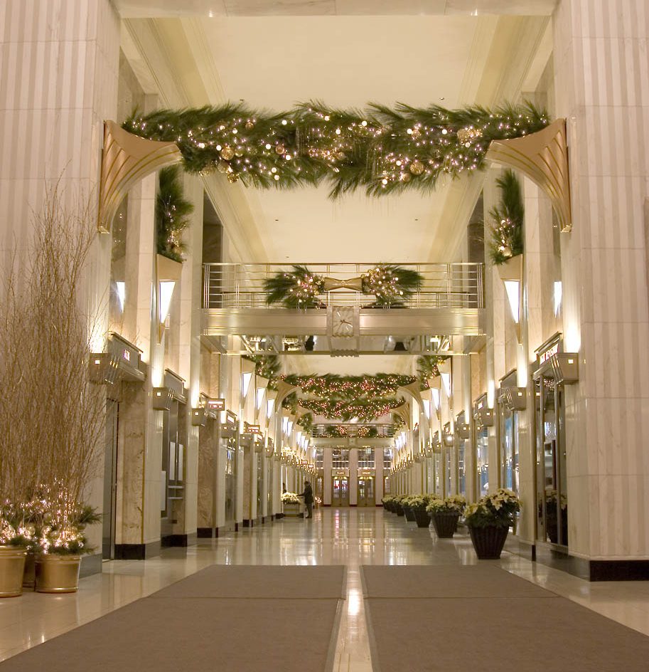 TitleImage-christmas-holiday-decorations-gold-lobby